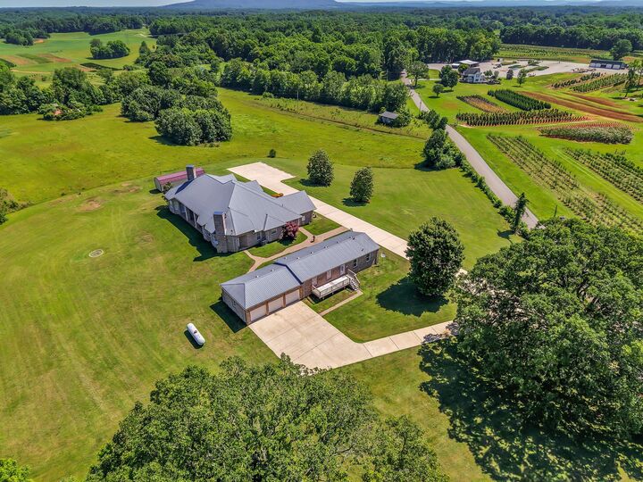 Property Photo:  555 Randall Hitchcock Rd  TN 38581 