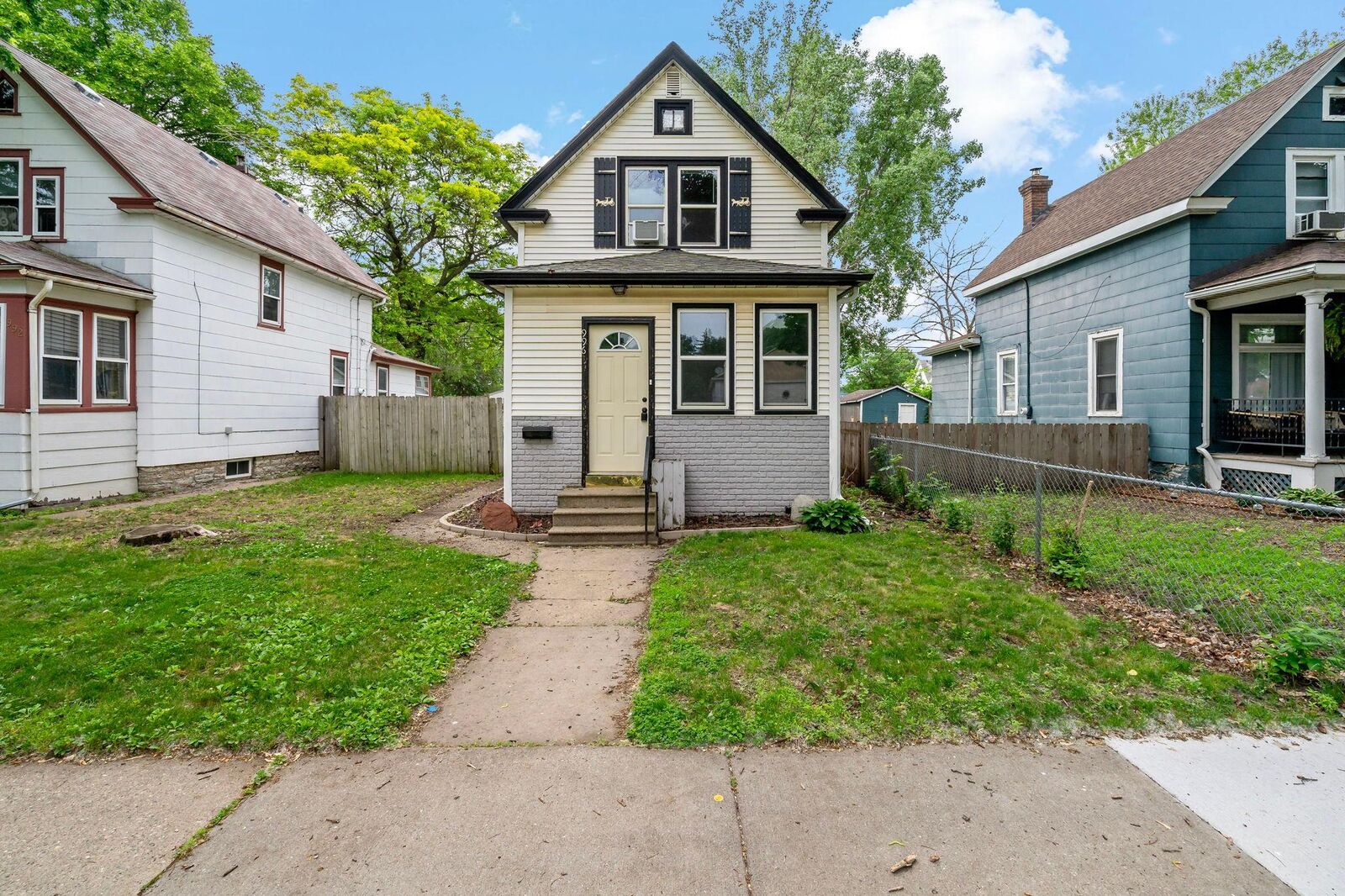 Property Photo:  996 Charles Avenue  MN 55104 