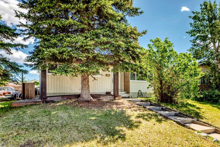 Property Photo: 3224 Rundlelawn Road NE AB T1Y 3H5