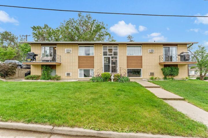 502 3 Avenue SE — photo 1