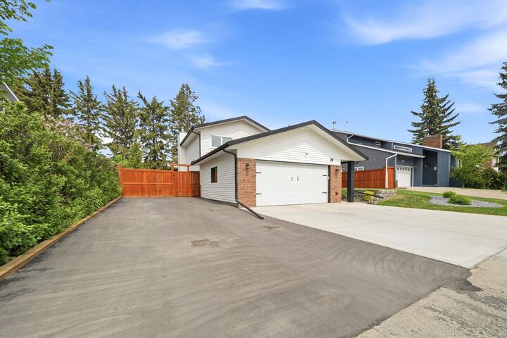 Property Photo: 70 Wiltshire Boulevard AB T4N 6L3