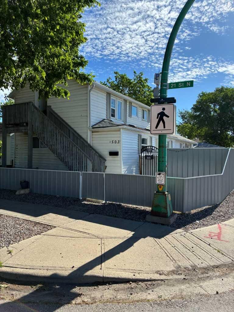 Property Photo:  503 21 Street S  AB T1H 3R1 