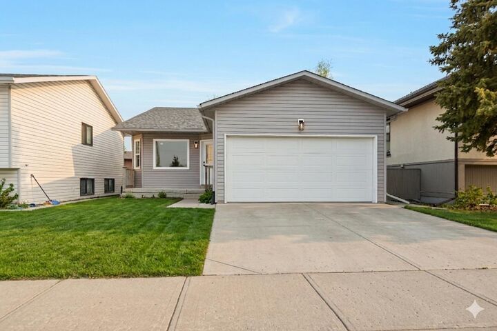 Photo de la propriété:  2031 24 Avenue NE  AB T2E 8H4 