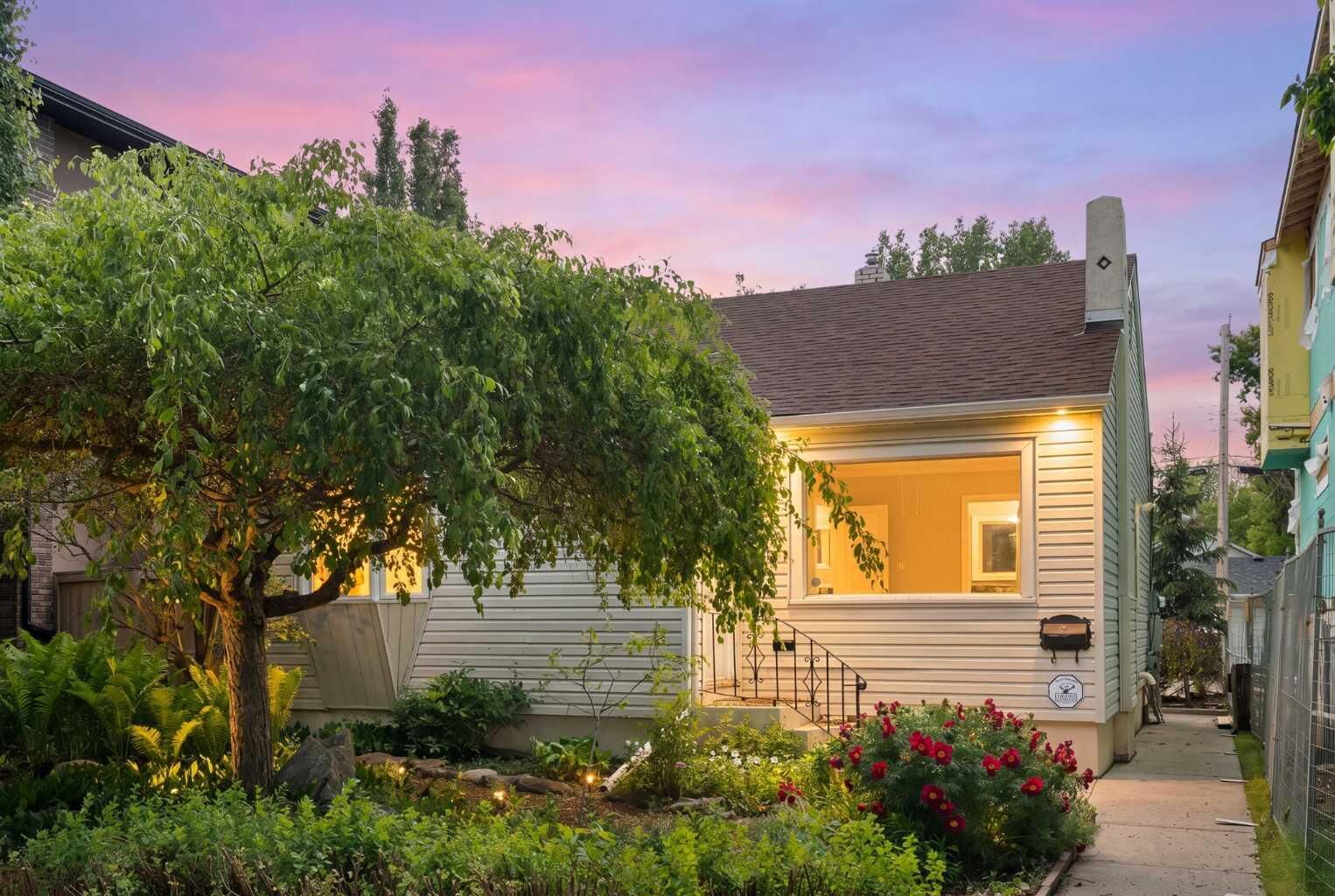 Property Photo:  229 11 Avenue NE  AB T2E 0Y9 