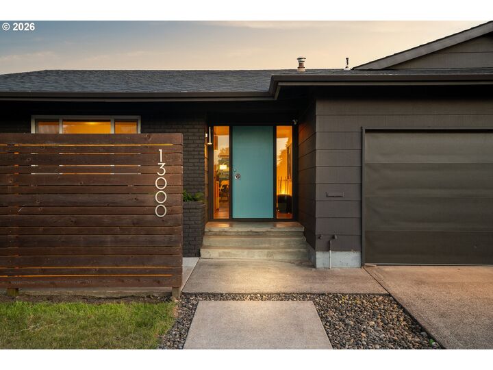 Property Photo:  13000 NE Stanton St  OR 97230 