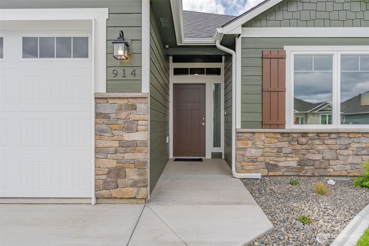 Property Photo: 816 N M Loop Drive SW WA 98848