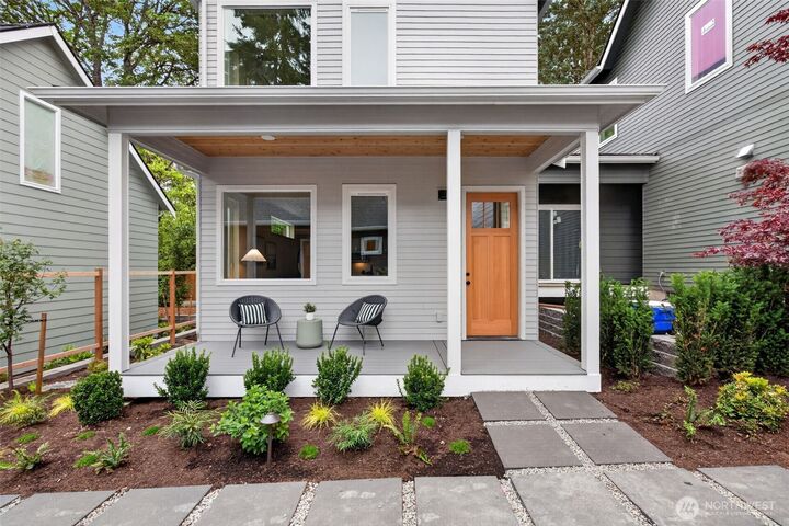 Property Photo:  11739  40th Avenue NE B  WA 98125 