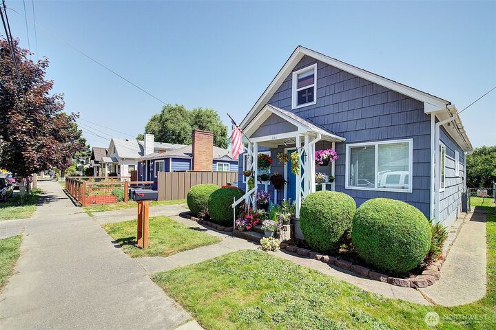 Property Photo:  320  Williams Avenue N  WA 98057 