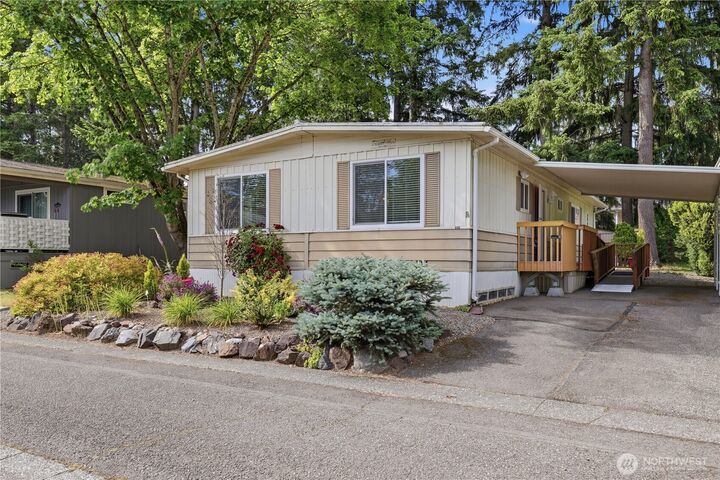 Property Photo: 18425 NE 95th Street 221 WA 98052