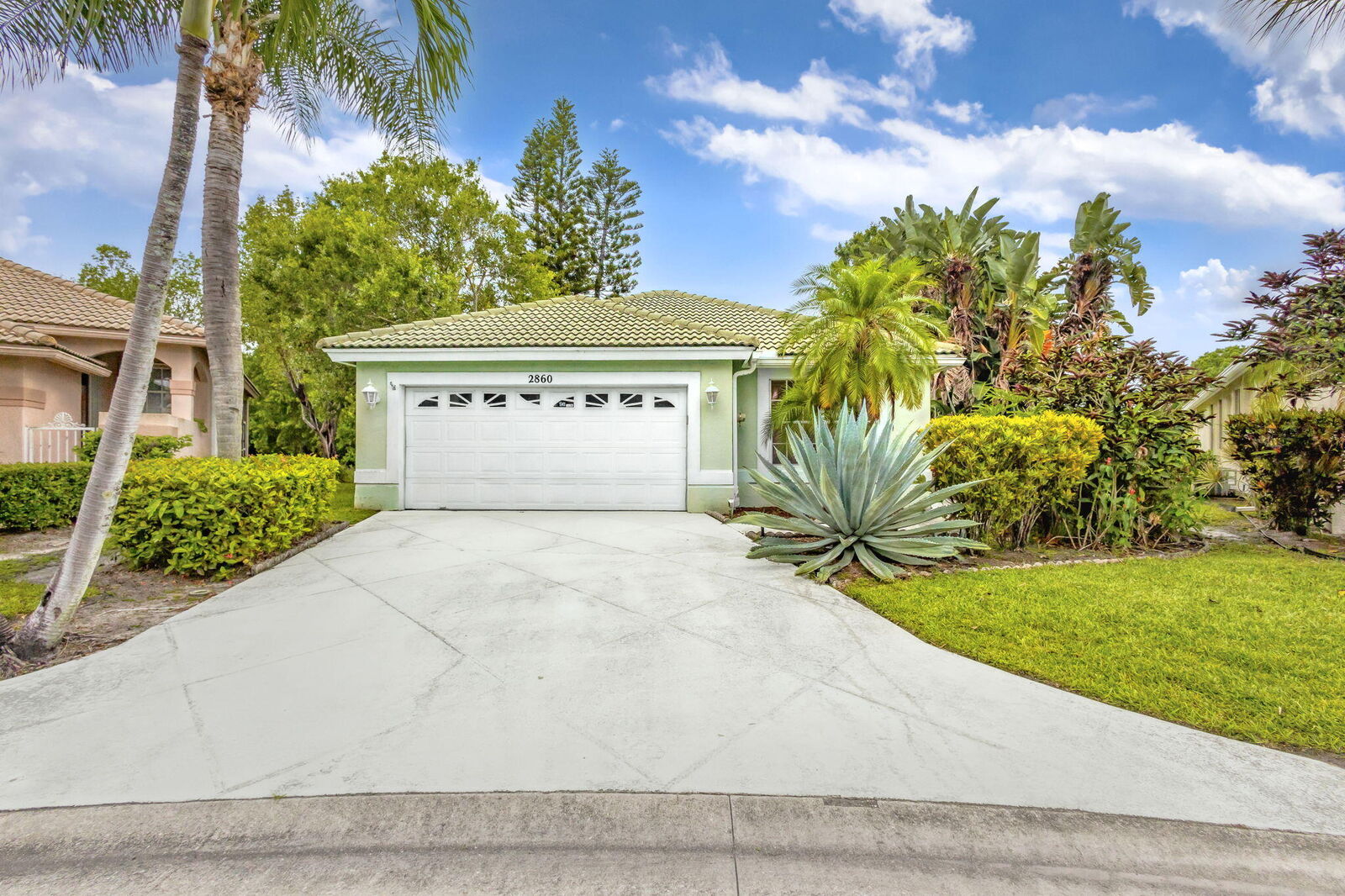 Property Photo: 2860 Waters Edge Circle FL 33413