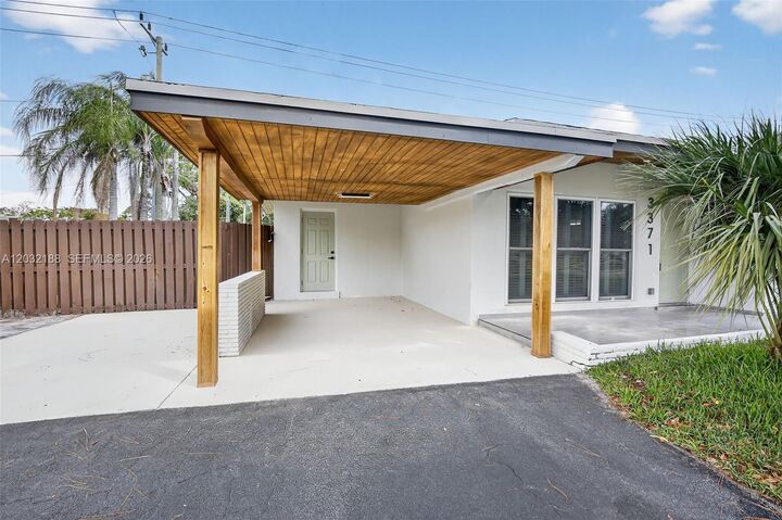 Property Photo: 3371 SW 23rd St FL 33312