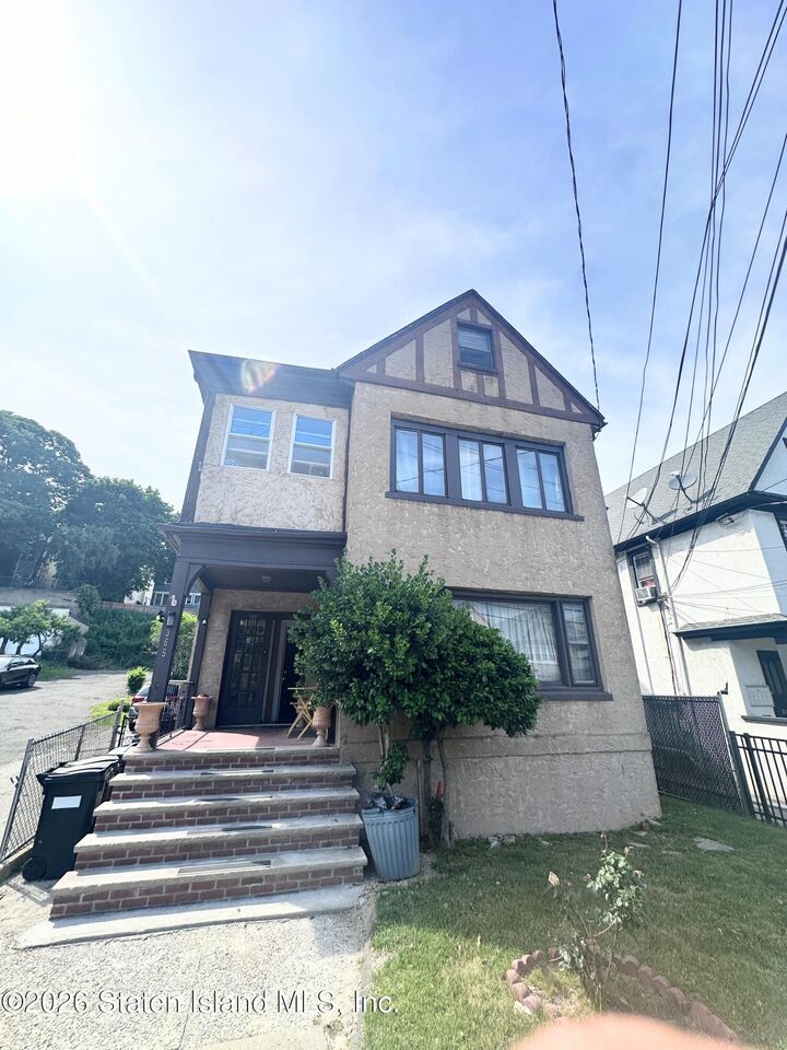 Property Photo:  365 Victory Boulevard  NY 10301 