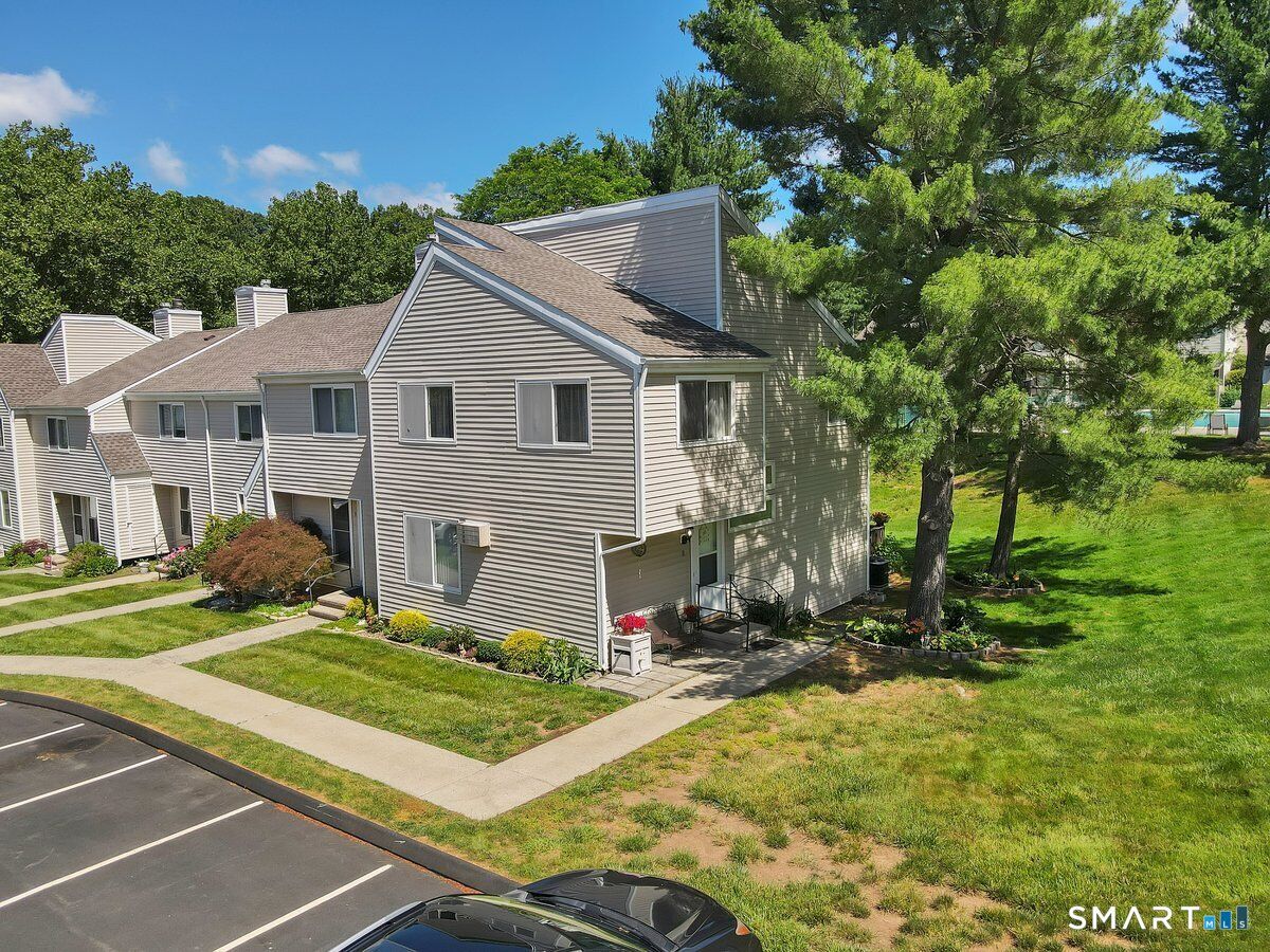 Property Photo:  11 Watch Hill Circle 11  CT 06416 