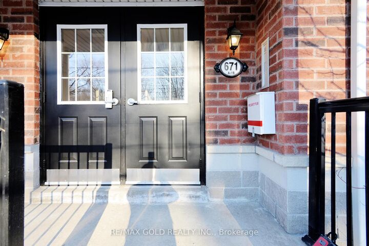 Property Photo: 671A Warden Avenue 26 ON M1L 0G3