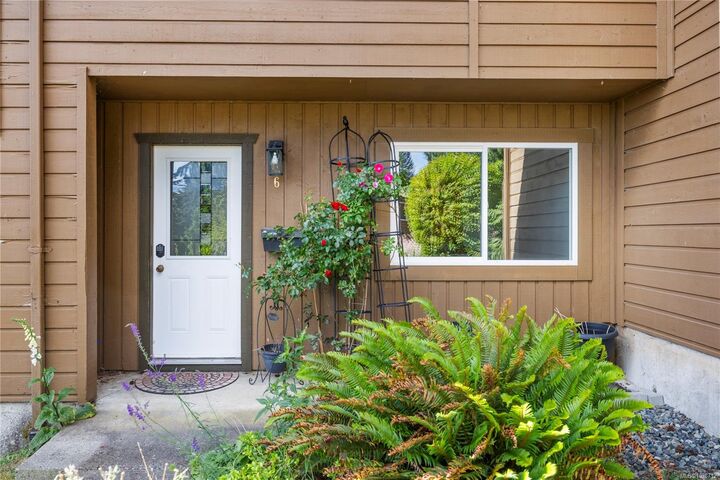 Property Photo: 855 Howard Ave #6 BC V9R 5V4