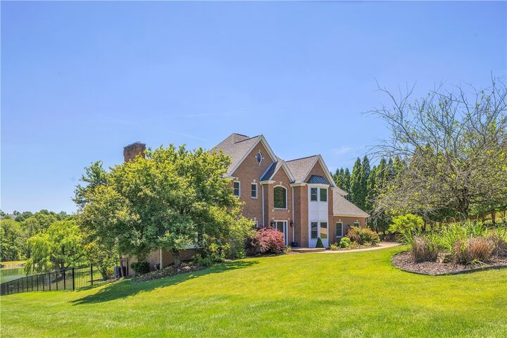 Property Photo:  7 Hawthorne Ln  PA 15642 