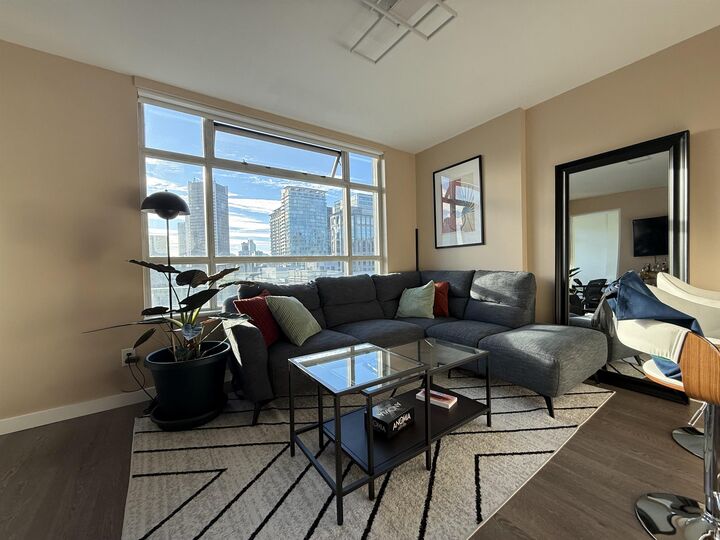 Property Photo: 438 Seymour Street 1701 BC V6B 6H4