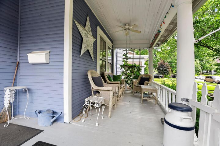 Property Photo:  302 N Franklin Street  OH 43015 