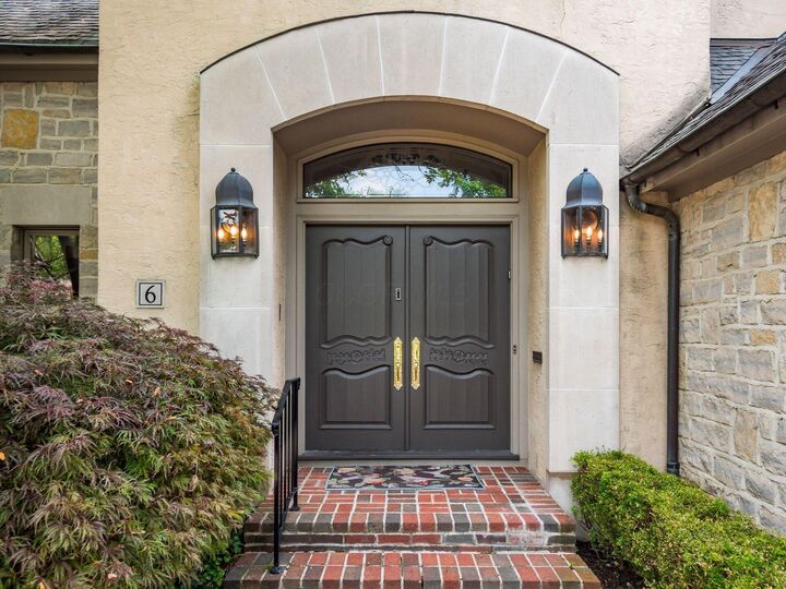 Property Photo: 6 Lyonsgate Road OH 43209