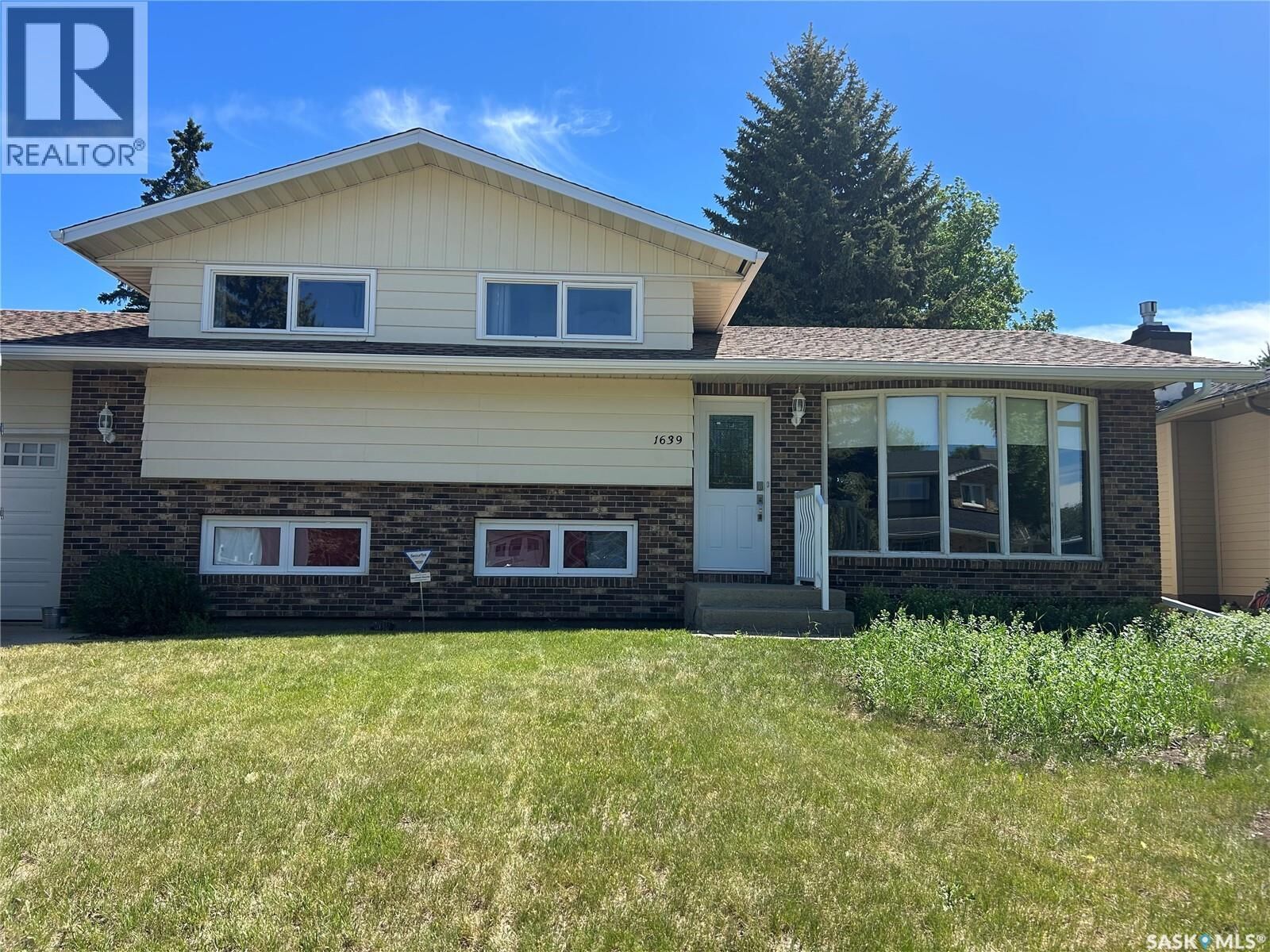 Property Photo:  1639 11th Avenue NW  SK S6H 6M5 