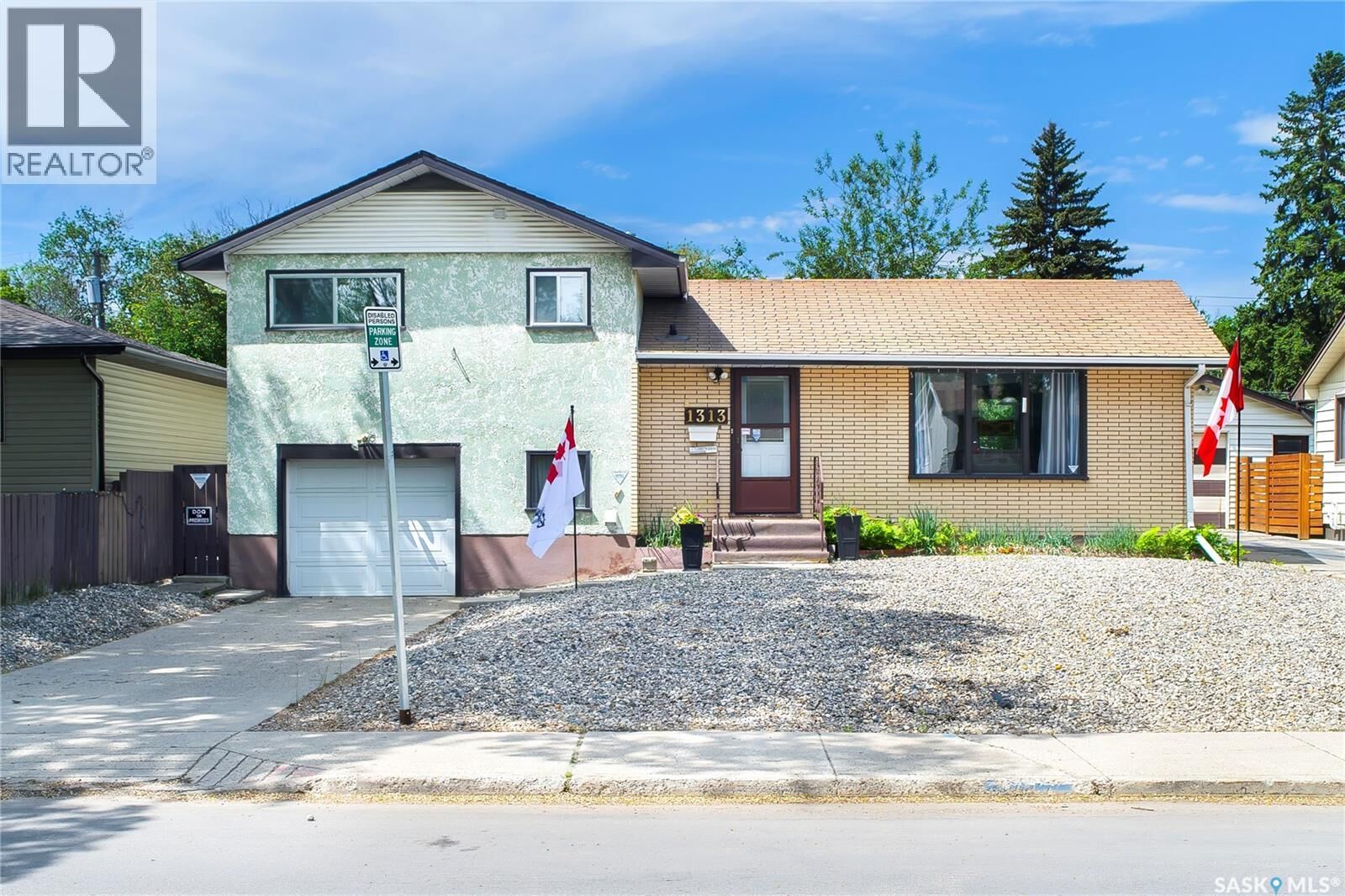 Property Photo:  1313 N Avenue S  SK S7M 2R2 