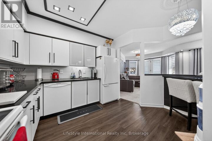 Property Photo: 208 Silvercreek Parkway North 213 ON N1H 8H2
