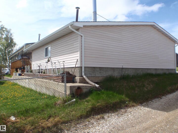 Property Photo:  3 Hillside Avenue  AB T0G 2C0 