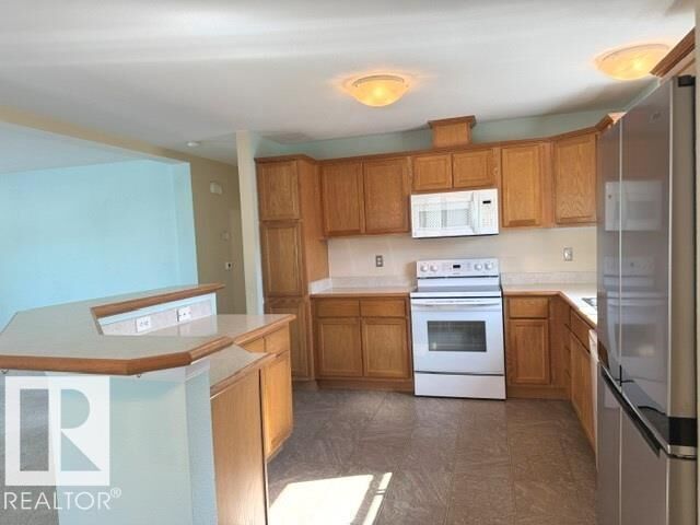 Property Photo:  530 Maplewood Crescent NW  AB T6P 0A9 