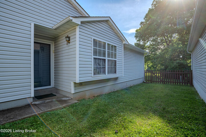 Property Photo: 9103 Hampton Ridge Ct KY 40220