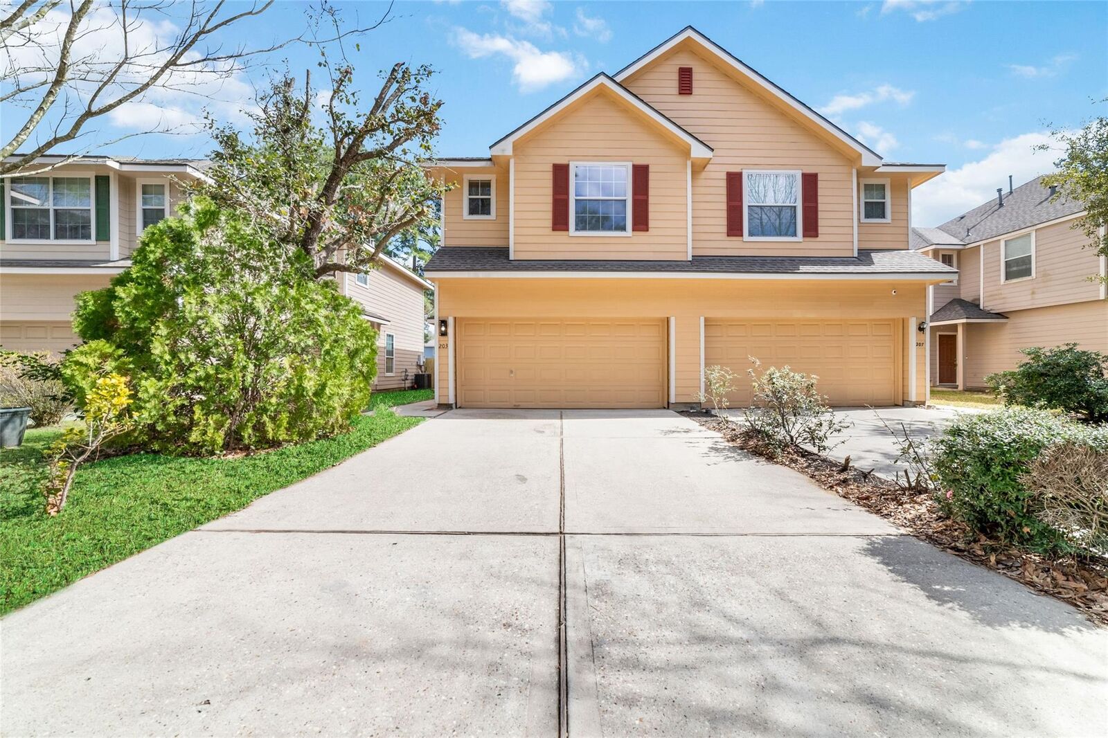 Property Photo:  203 W Stedhill Loop Loop  TX 77384 