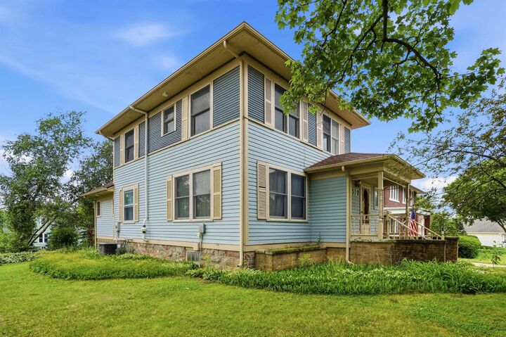 Property Photo:  520 2nd St SE  IA 50662 