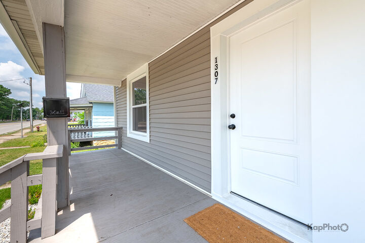 Property Photo: 1307 E Cass Street IL 60432
