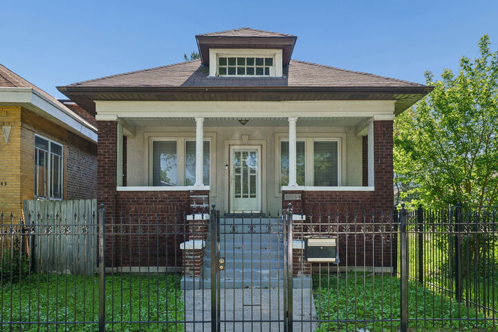 Property Photo: 7545 S Ridgeland Avenue IL 60649