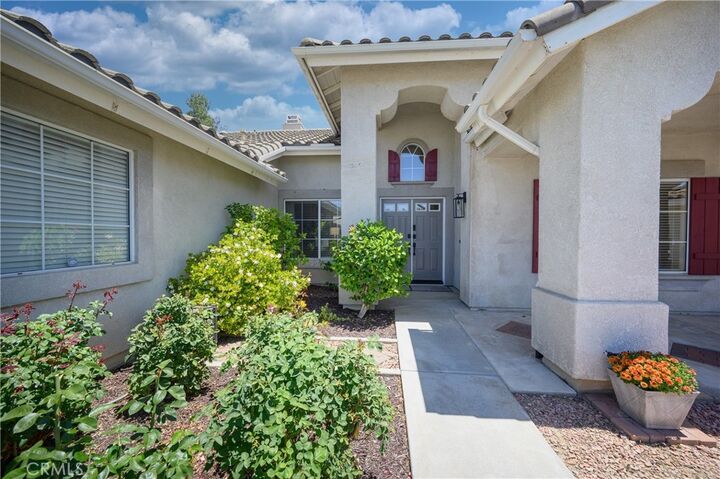 Property Photo:  39986 Via Espana  CA 92562 