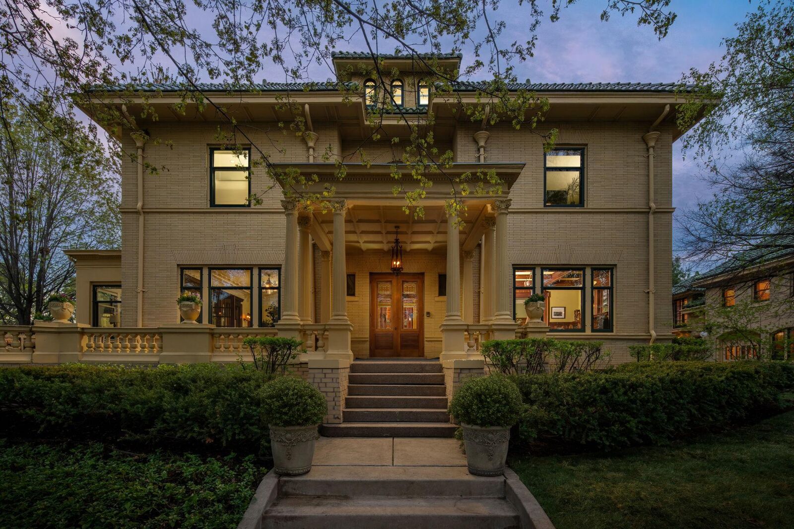 Property Photo:  1005 Mount Curve Avenue  MN 55403 