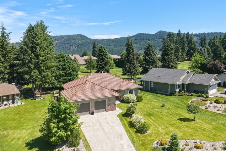 Property Photo: 2642 Golf View Place BC V0E 1H2