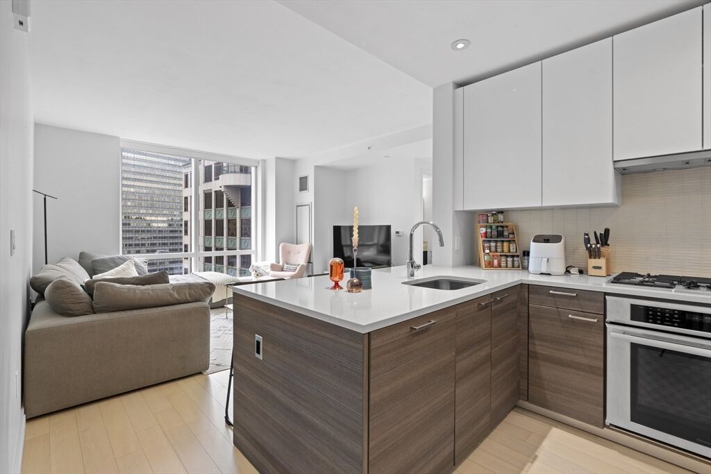 Property Photo:  1 Franklin St 2110  MA 02110 