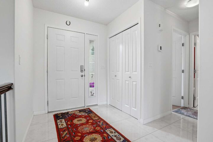 Property Photo:  408 Lineham Acres Bay NW  AB T1V 1T3 