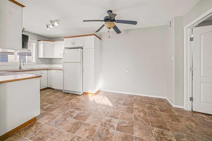 Property Photo:  4626 44 Street 5  AB T4S 1W7 