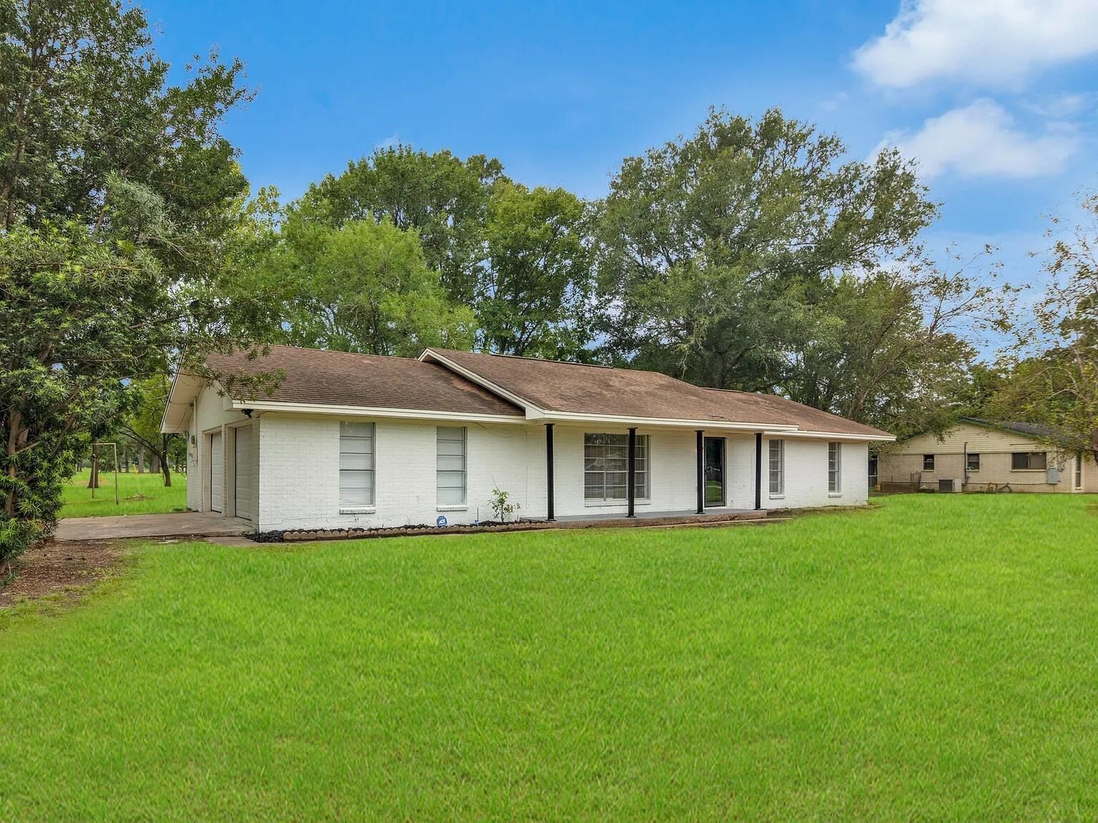 Property Photo: 290 E Smith St TX 77659