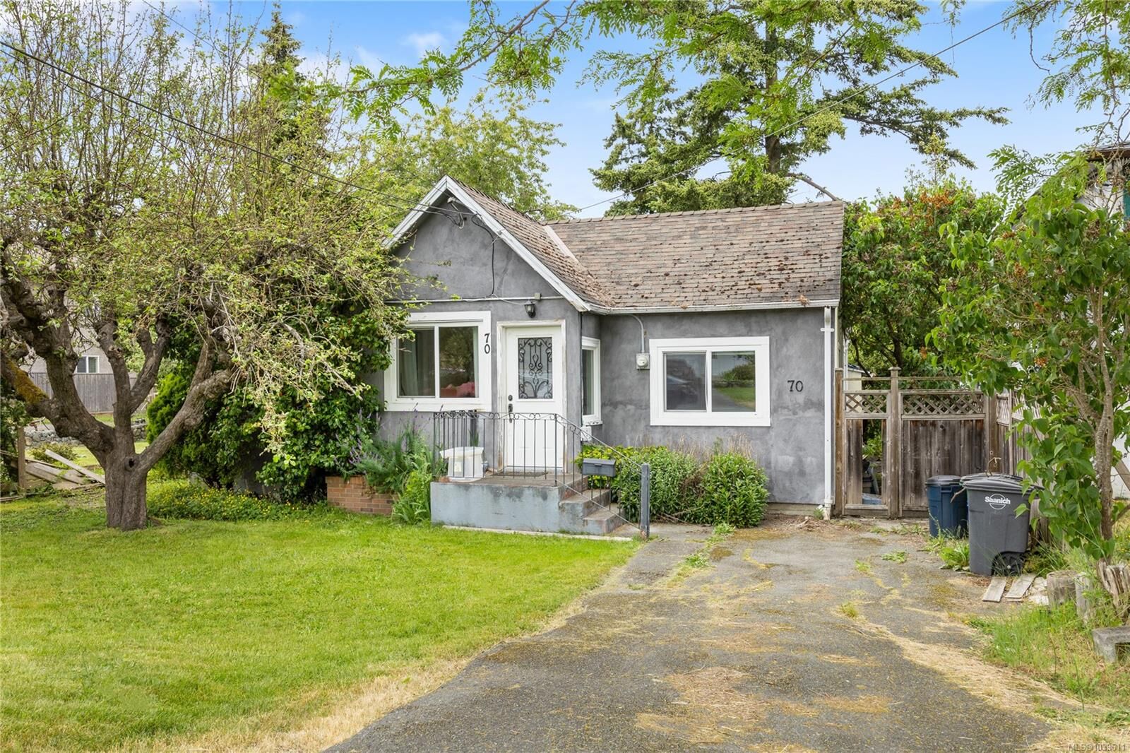 Property Photo:  70 Hampton Rd  BC V8Z 1G4 