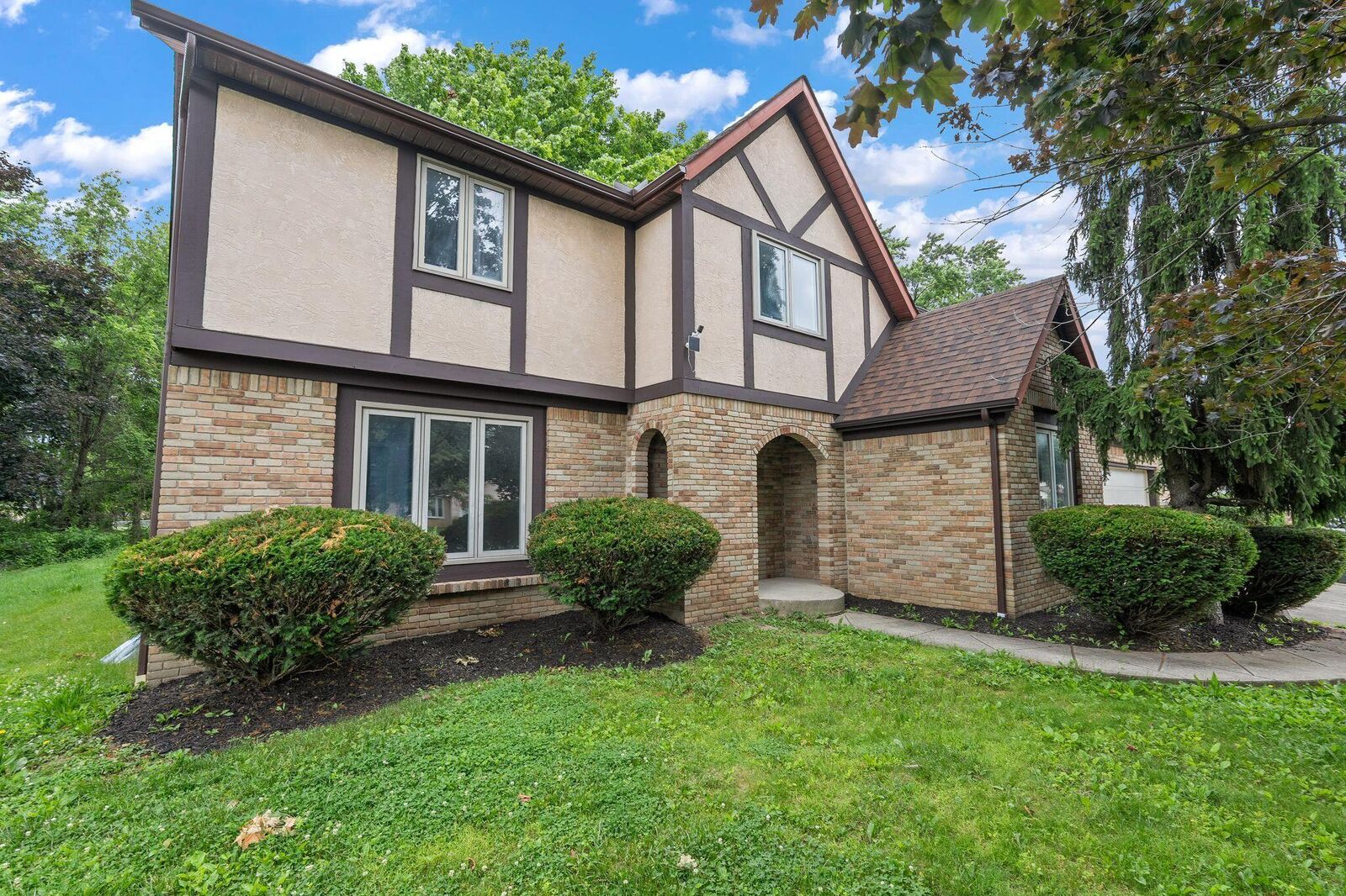 Property Photo:  2069 Walnut Hill Park Drive  OH 43232 