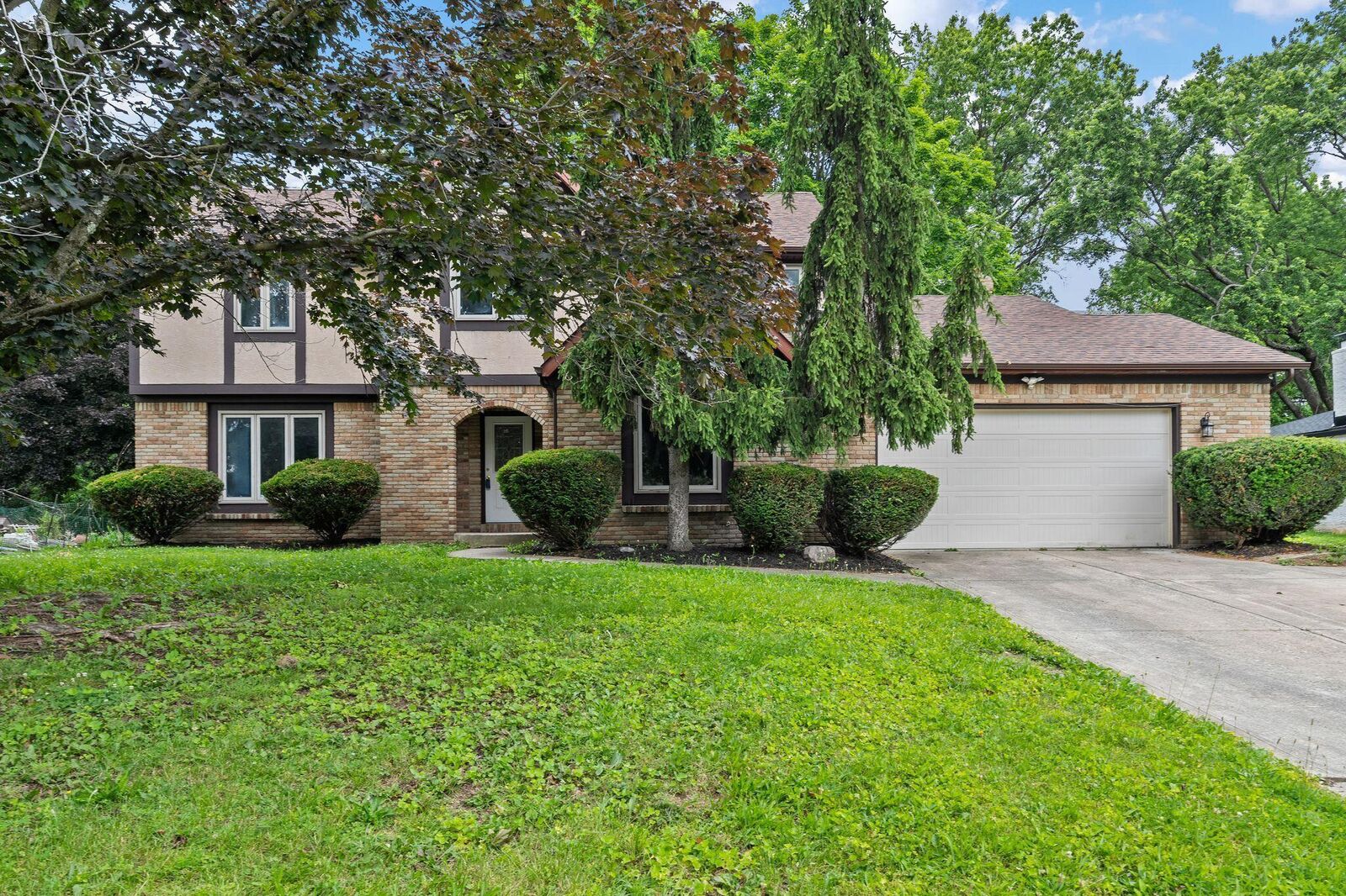 Property Photo: 2069 Walnut Hill Park Drive OH 43232