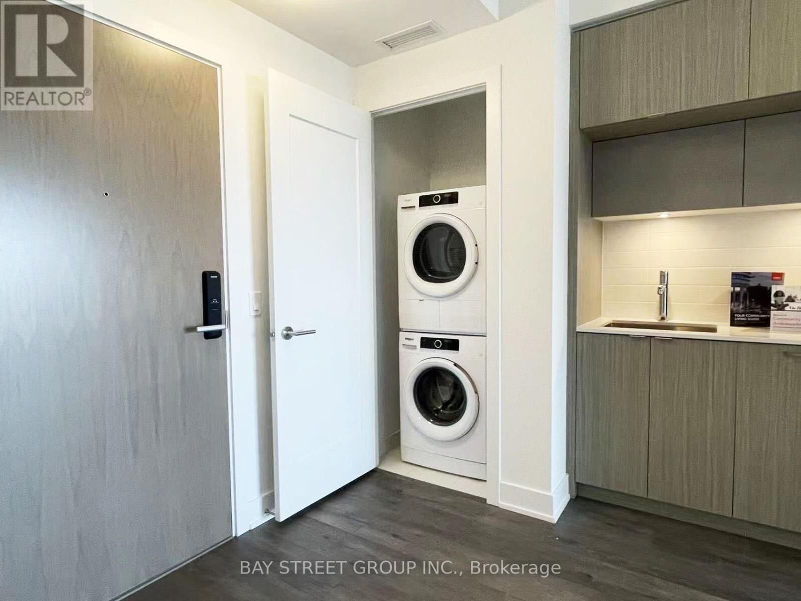 Property Photo: 575 Bloor Street East 2105 ON M4W 0B2