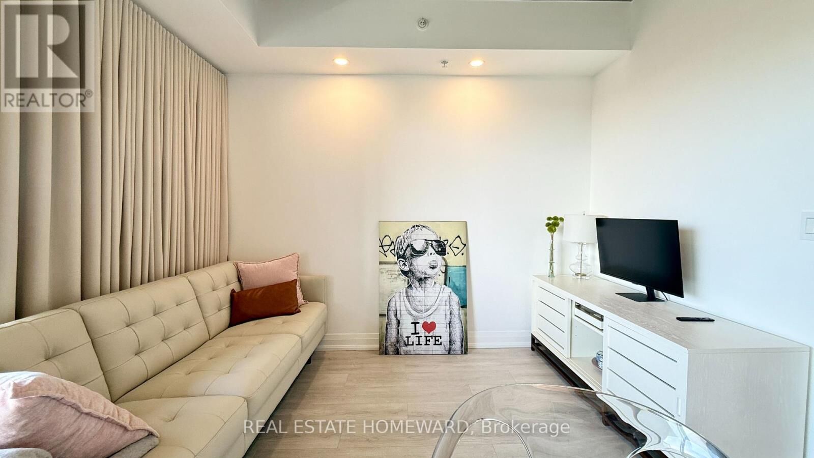 Property Photo: 32 Camden Street 706 ON M5V 0G4