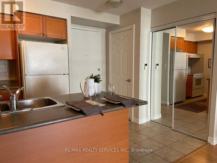 Property Photo:  3880 Duke Of York Boulevard 718  ON L5B 4M7 