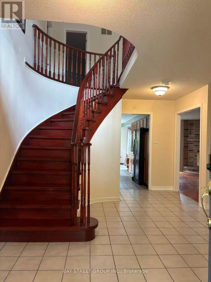 Property Photo: 107 Stave Cres Crescent ON L4C 9J2