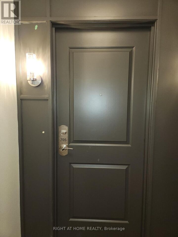 Property Photo: 135 Wynford Drive #705 ON M3C 0J4