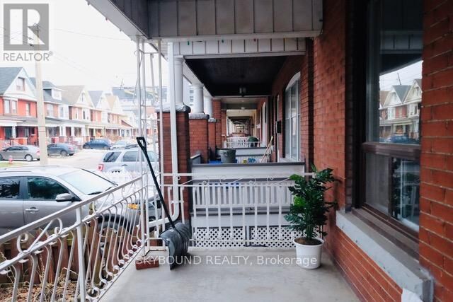 Property Photo:  72 Somerset Avenue  ON L8L 2L7 