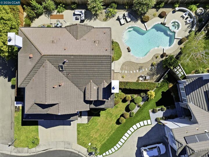 Property Photo: 183 Lasata Ct CA 94526
